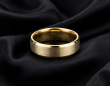 Cargar imagen en el visor de la galería, Alianza de Boda Plana Satinada en Oro 14k Macizo | Diseño Moderno NYC
