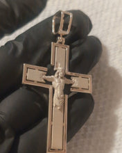 Cargar y reproducir el video en el visor de la galería, Dije cruz 3D Oro 14k macizo acabado satinado y pulido espejo
